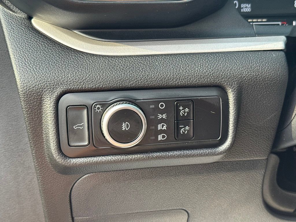 Used 2023 Ford Explorer XLT w/ Equipment Group 202A AWD/4WD image 18