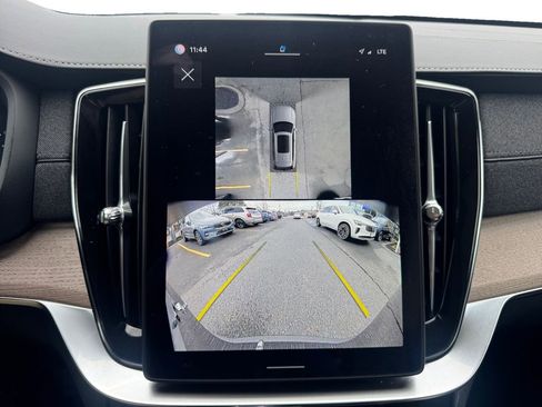 Certified 2025 Volvo XC90 B5 Plus AWD/4WD image 18