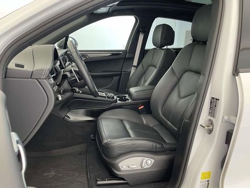 Certified 2025 Porsche Macan Turbo AWD/4WD image 5