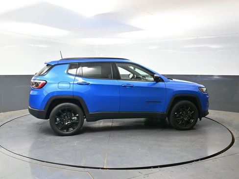 Used 2025 Jeep Compass Latitude w/ Altitude Special Edition AWD/4WD image 2
