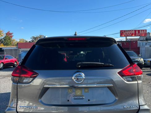 Used 2018 Nissan Rogue SL w/ Premium Package image 3