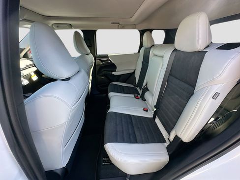 New 2026 Mitsubishi Outlander SE image 17