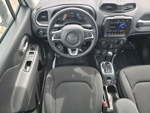 Used 2023 Jeep Renegade Latitude w/ Premium Group image 4