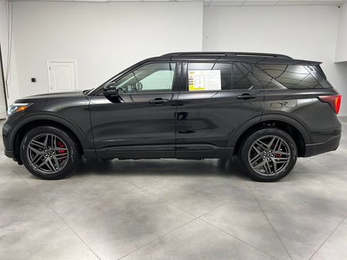 Used 2025 Ford Explorer ST-Line w/ ST-Line Street Pack AWD/4WD image 4