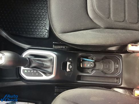 Used 2020 Jeep Renegade Latitude w/ Cold Weather Group image 40