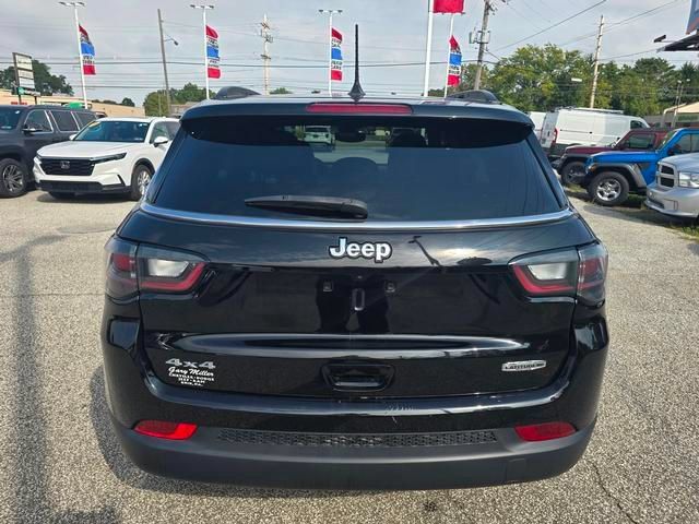 Used 2024 Jeep Compass Latitude w/ Sun and Sound Group AWD/4WD image 4