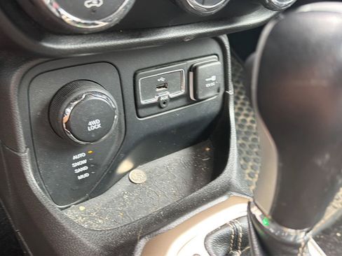 Used 2017 Jeep Renegade Limited AWD/4WD image 16