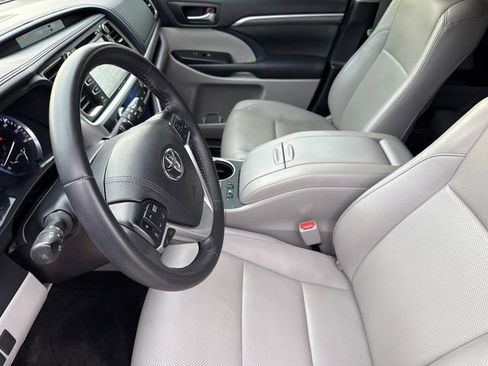 Used 2019 Toyota Highlander Limited FWD image 21