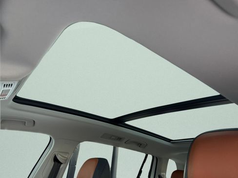 Used 2019 Volkswagen Tiguan SEL Premium image 33