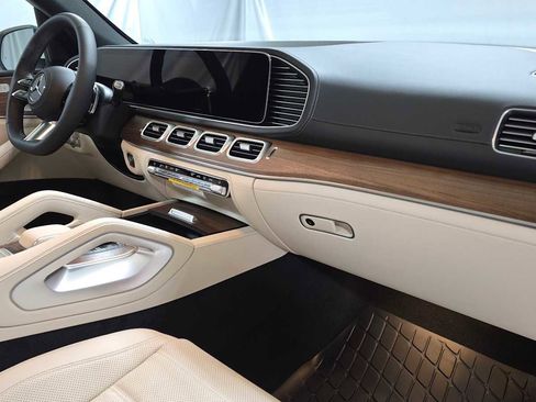 New 2026 Mercedes-Benz GLS 580 4MATIC image 11