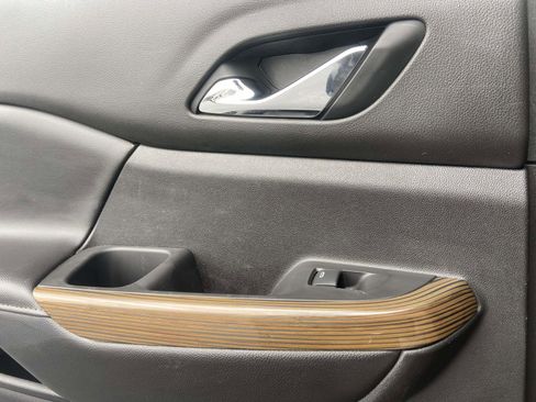 Used 2021 GMC Acadia SLE w/ Driver Convenience Package image 16