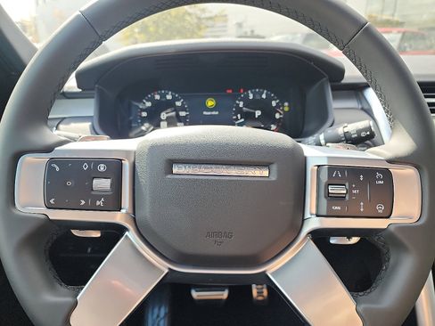 New 2025 Land Rover Discovery Dynamic SE image 17