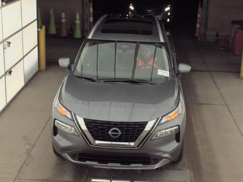 Used 2023 Nissan Rogue SL w/ SL Premium Package image 2