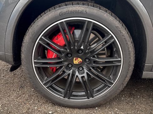 Used 2017 Porsche Cayenne Turbo image 3