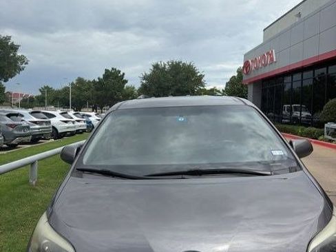Used 2017 Toyota Sienna SE FWD image 1