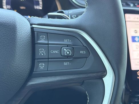 Used 2024 Jeep Grand Cherokee Limited w/ Luxury Tech Group II image 20