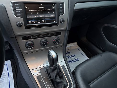 Used 2017 Volkswagen Golf Wolfsburg Edition image 27