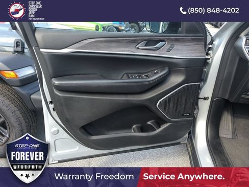 Used 2022 Jeep Grand Cherokee Limited 4xe w/ Luxury Tech Group II AWD/4WD image 17