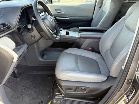 Certified 2024 Toyota Sienna Limited image 19