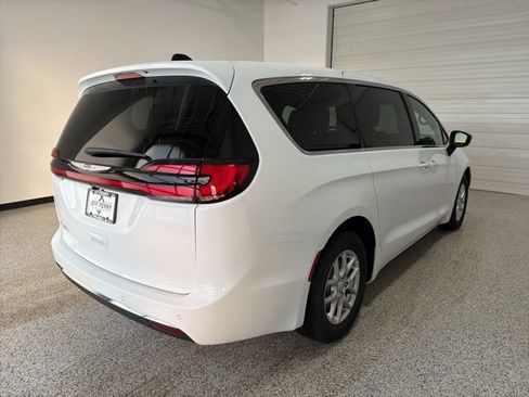 New 2026 Chrysler Pacifica Select image 4