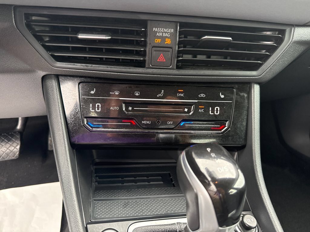 Used 2025 Volkswagen Jetta SE FWD image 17