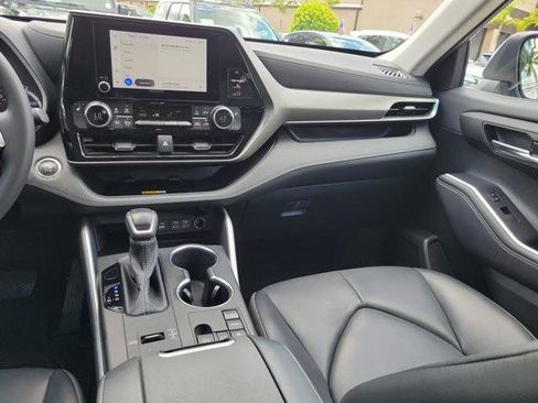 Used 2023 Toyota Highlander XLE FWD image 18