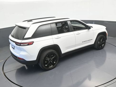 Used 2024 Jeep Grand Cherokee Altitude image 51