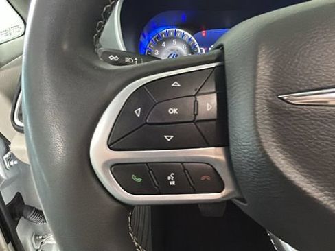 Used 2024 Chrysler Pacifica Touring-L FWD image 15