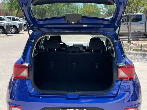 Used 2025 Hyundai Venue SEL FWD image 25