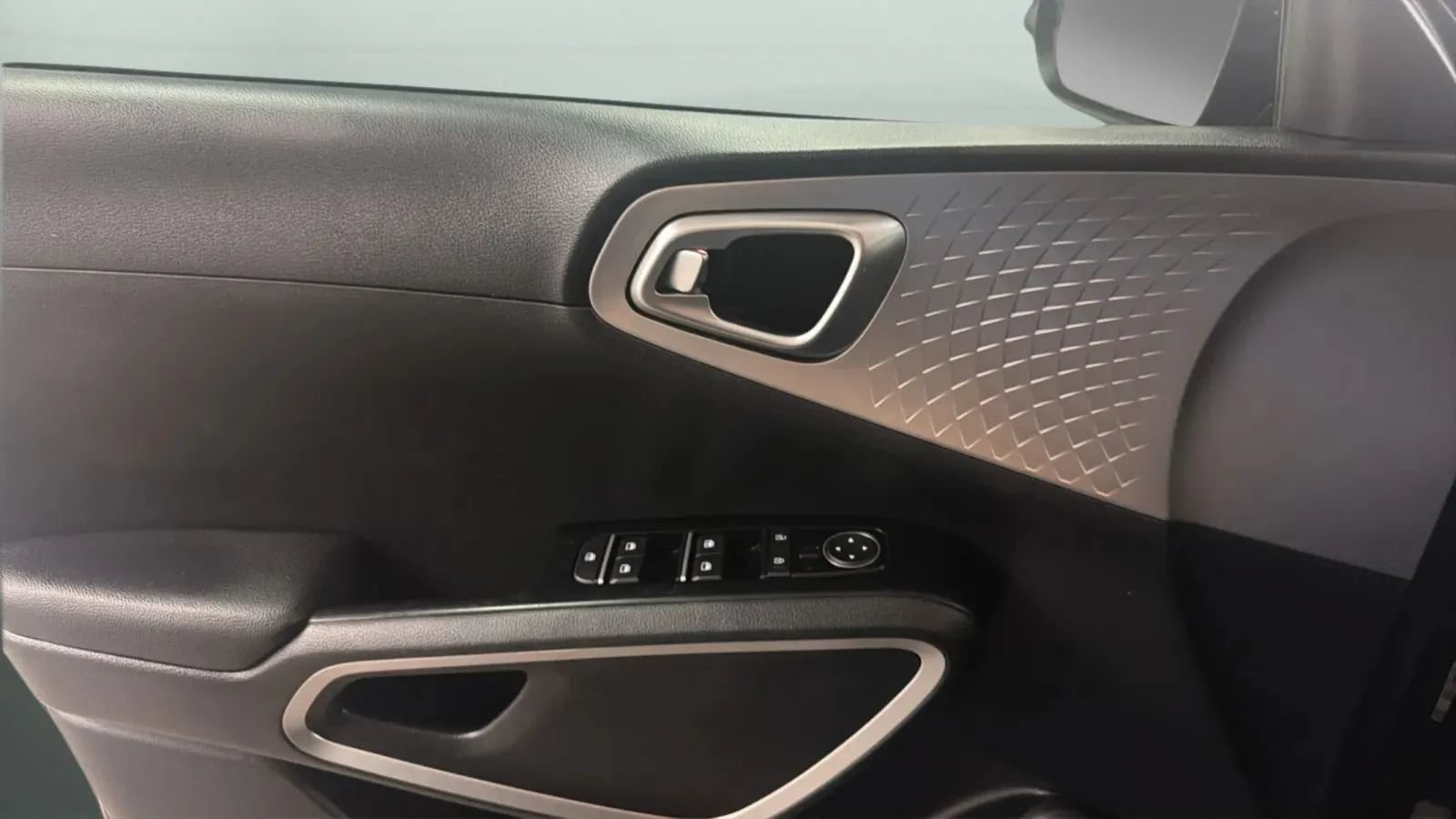Used 2023 Kia Soul LX w/ LX Technology Package FWD image 17