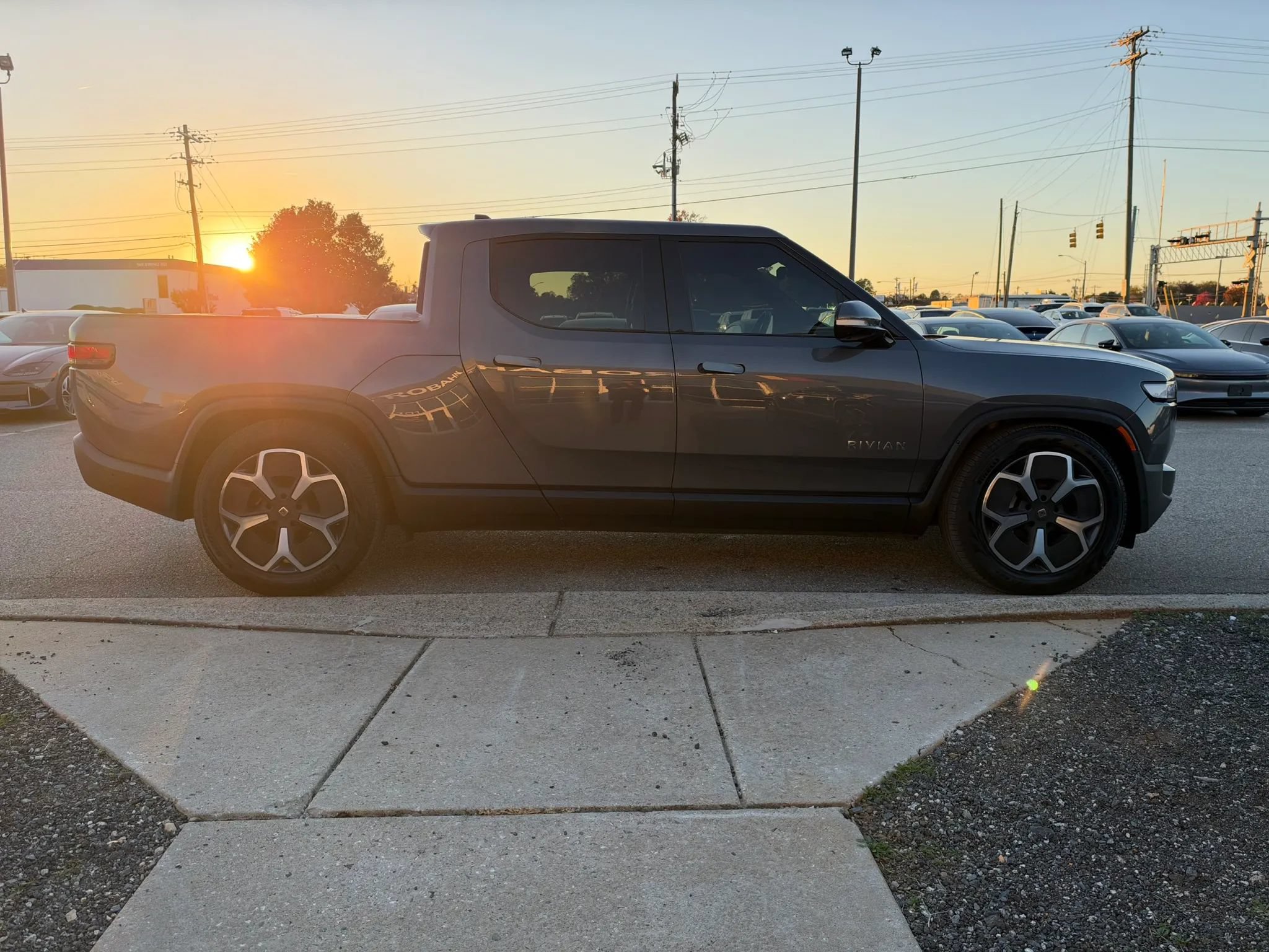 Used 2024 Rivian R1T Adventure Dual AWD/4WD image 21