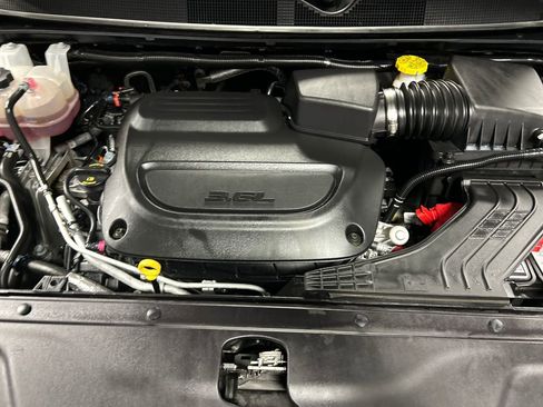 Used 2024 Chrysler Pacifica Touring-L image 27