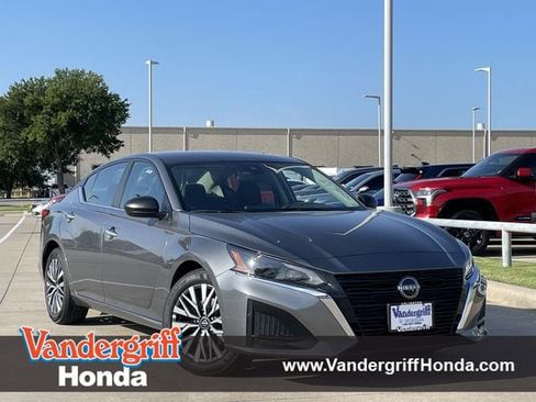 Used 2025 Nissan Altima 2.5 SV FWD image 1
