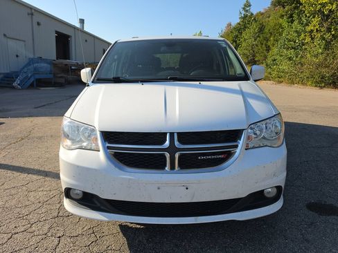 Used 2019 Dodge Grand Caravan SXT FWD image 2