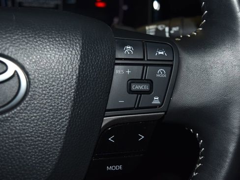 Used 2025 Toyota Camry SE image 9