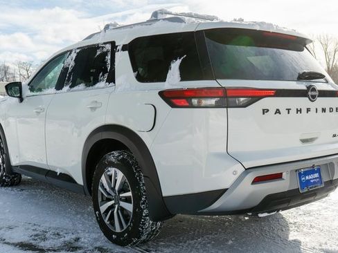 Used 2024 Nissan Pathfinder SL w/ Black Appearance Package image 8