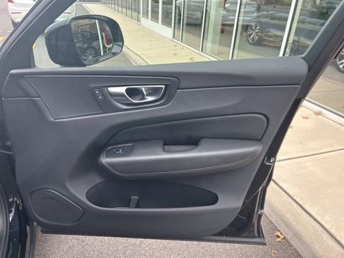 Used 2025 Volvo XC60 B5 Plus image 13