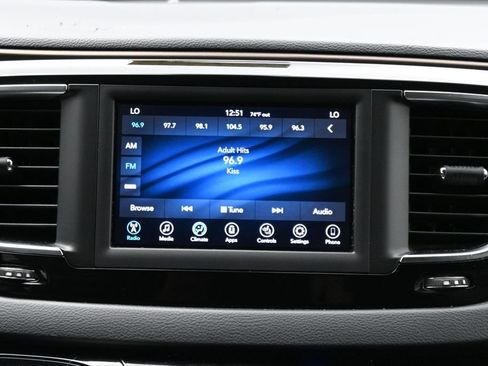 Used 2018 Chrysler Pacifica Touring-L FWD image 21