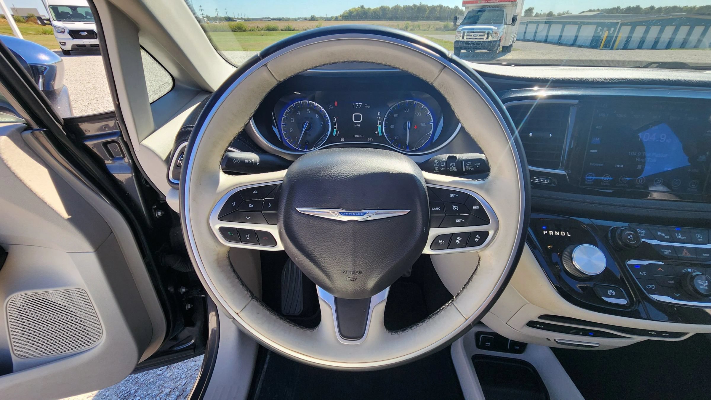 Used 2017 Chrysler Pacifica Limited FWD image 16