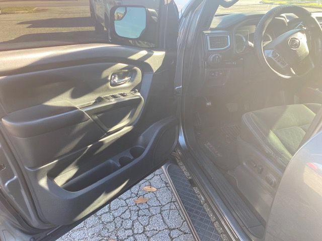 Used 2018 Nissan Titan SV w/ SV Convenience Package RWD image 9