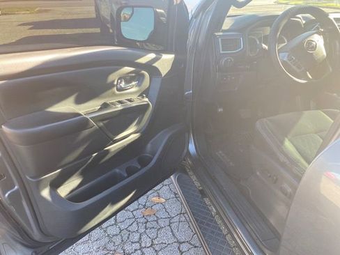 Used 2018 Nissan Titan SV w/ SV Convenience Package image 9