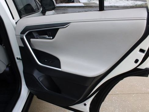 Used 2019 Toyota RAV4 Limited image 24