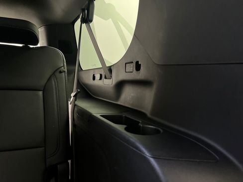 Used 2025 Chevrolet Suburban Z71 image 32