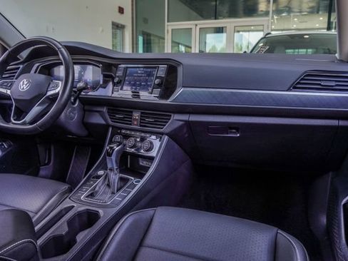 Used 2024 Volkswagen Jetta SE FWD image 18