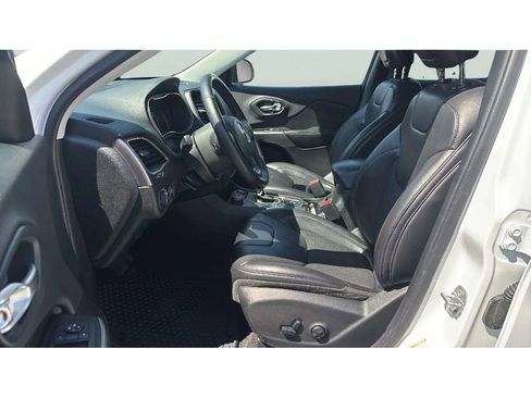 Used 2019 Jeep Cherokee Latitude Plus w/ Cold Weather Group AWD/4WD image 10