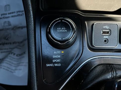 Used 2019 Jeep Cherokee Limited AWD/4WD image 31