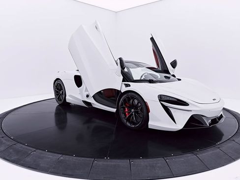 Used 2024 McLaren Artura RWD image 26