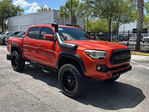 Used 2017 Toyota Tacoma TRD Off-Road w/ Premium & Technology Package AWD/4WD image 7