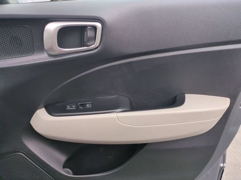 Used 2025 Hyundai Venue SEL FWD image 31