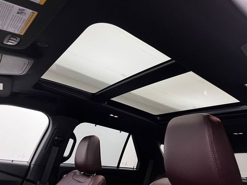 Used 2023 Ford Explorer Platinum w/ Technology Package image 5